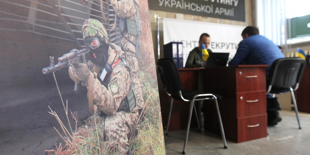 «Страна.ua»: женщины отбили юношу у военкомов в Днепропетровске
