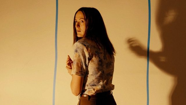    Кадр из фильма «Закулисье реальности» (Backrooms, США, 2026)