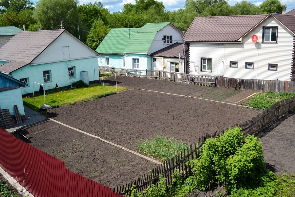    Соседи и приятели в тот день встретились и разговорились Даниил ОПАРИН