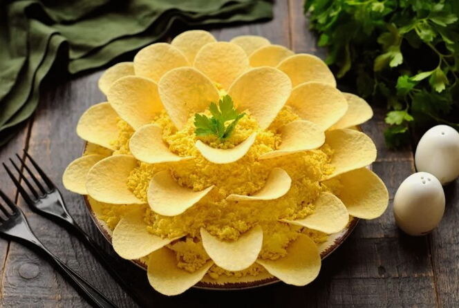 САЛАТ ХРИЗАНТЕМА С ЧИПСАМИ И КОПЧЕНОЙ КУРИЦЕЙ