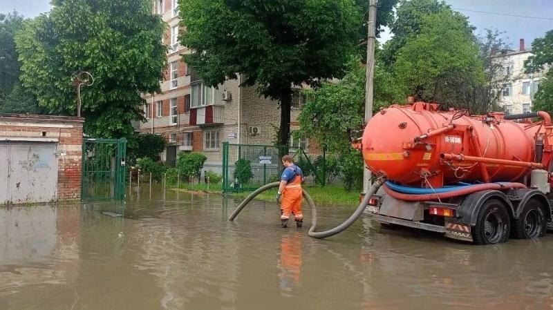 В Краснодаре продолжают откачивать последствия пятничного ливня с градом