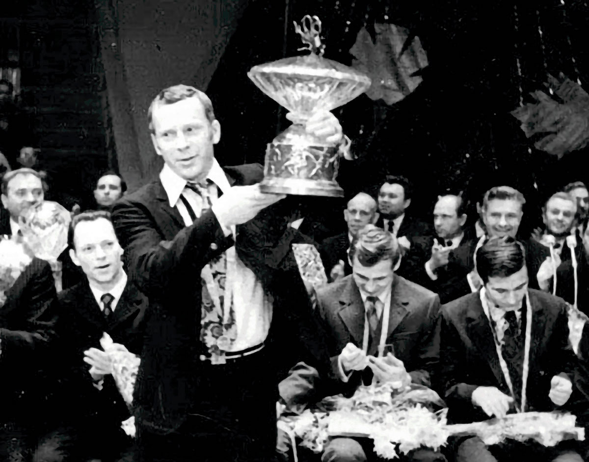 Мой тренер по футболу Юрий Николаевич Васенин с кубком чемпиона СССР, 1972 год