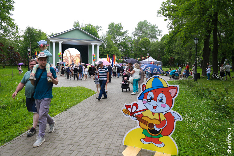    Этим летом уличный кинотеатр в парке работает три дня в неделю.