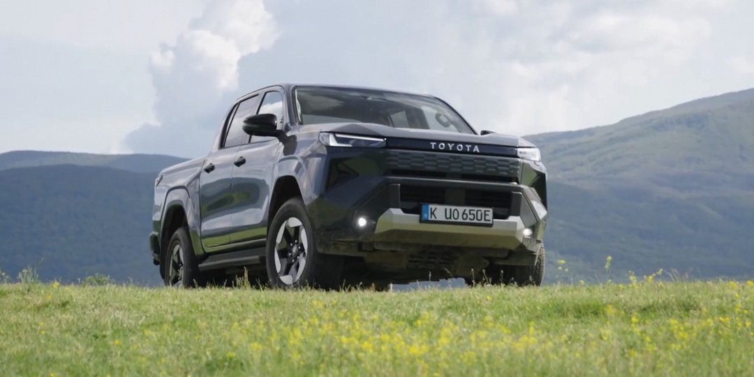 Обзор новой Toyota Hilux BEV 2026 года в топовой комплектации от ₽8 500 000