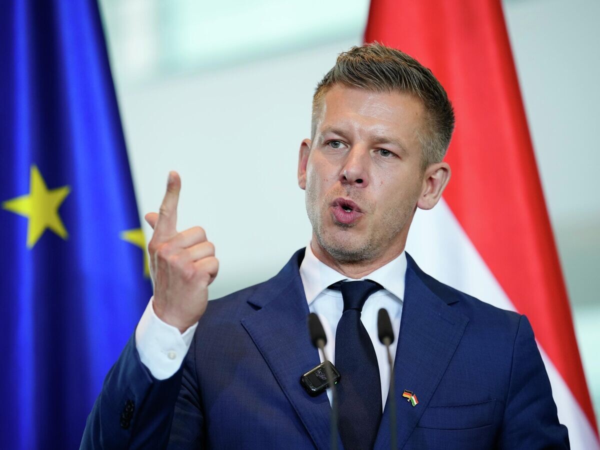    Премьер-министр Венгрии Петер Мадьяр во время пресс-конференции с канцлером Германии Фридрихом Мерцем в Берлине | © AP Photo / Ebrahim Noroozi