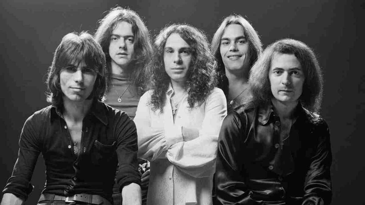 Rainbow в 1976 году: (слева направо) Кози Пауэлл, Джимми Бэйн, Ронни Джеймс Дио, Тони Кэри, Ричи Блэкмор 
