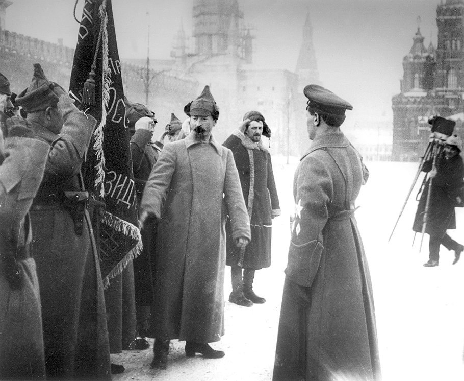 Феликс Дзержинский на параде войск ВЧК, 1922 год. фото из ria.ru