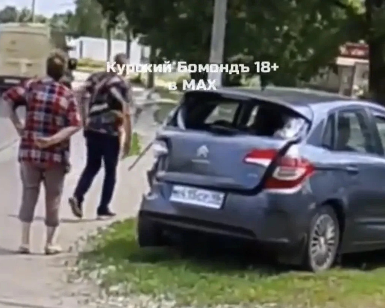     В Курске на Магистральном проезде инкассаторская машина врезалась в автомобиль