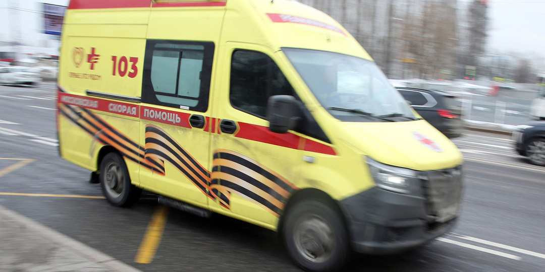 Велосипедист взлетел в воздух после удара каршеринговой Kia Rio в Петербурге