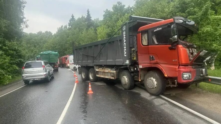 В ДТП с грузовиком и маршруткой пострадали 12 человек и один погиб