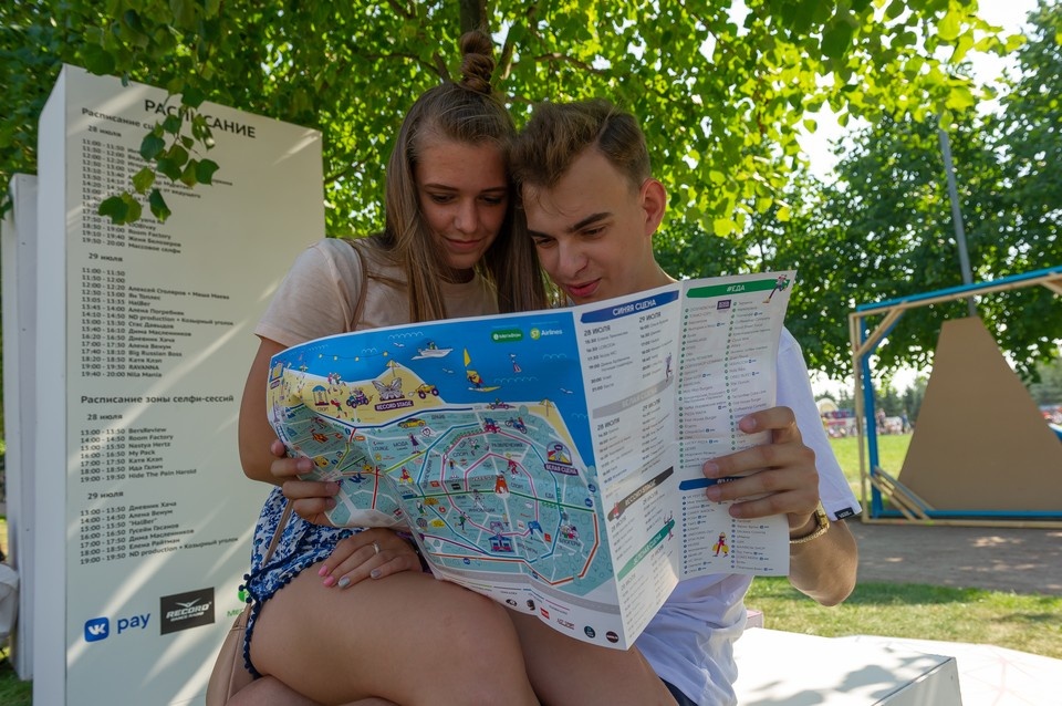    В Петербурге раздают бумажные карты туристам на случай сбоя мобильного Интернета. Олег ЗОЛОТО