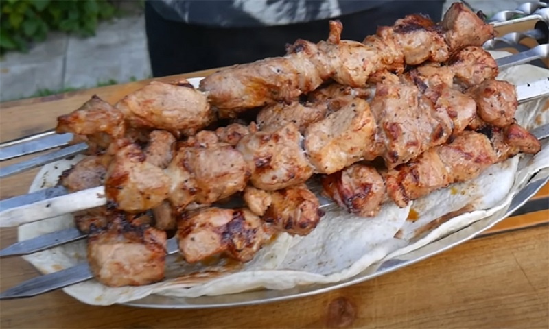Сочный шашлык из свинины: секрет мягкости и насыщенного вкуса в простом маринаде