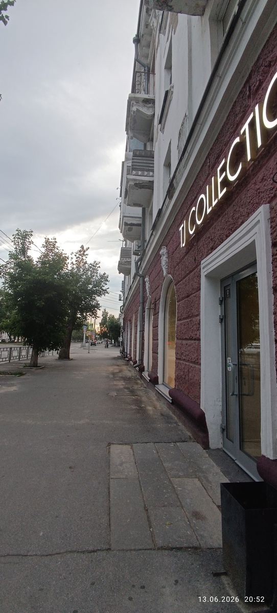 Где-то на просторах моего города. Гуляю, в попытке найти хоть какую-то прохладу. Фотография автора, июнь 2026 года. 