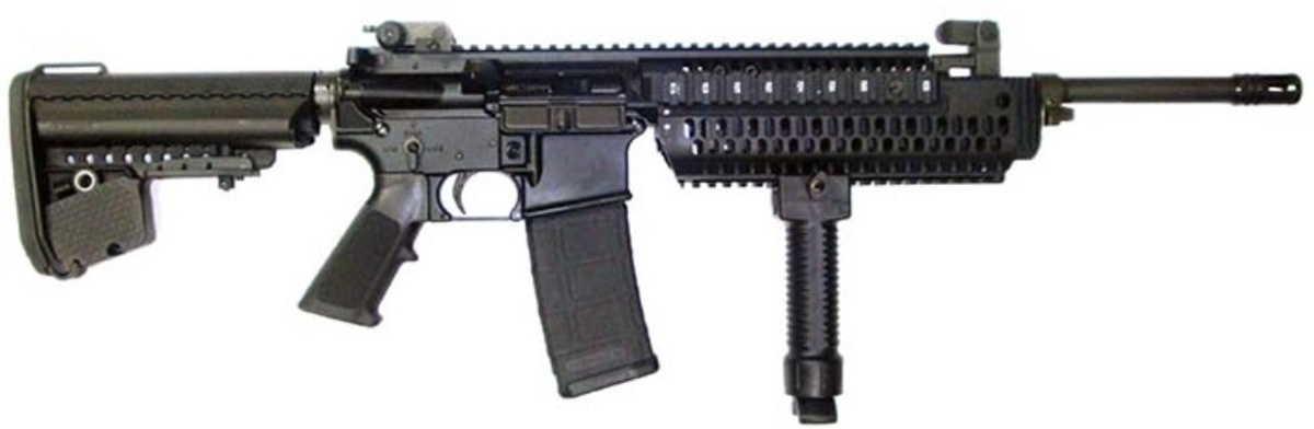 Винтовка Colt IAR с рукояткой/сошкой.