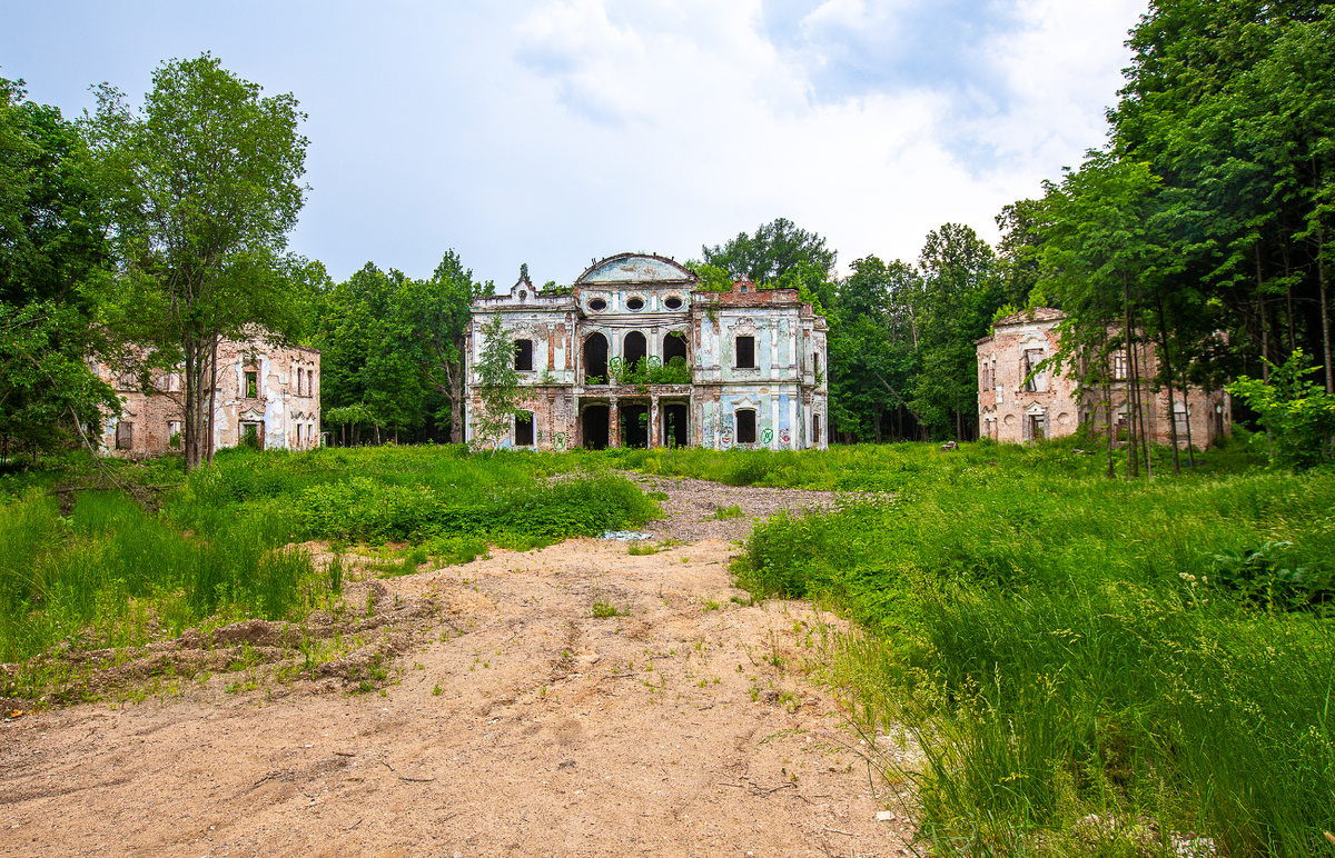 Усадьба Никольское-Прозоровское, руины главного дома и флигелей. Посёлок Николо-Прозорово, городской округ Мытищи, Московская область. Фото автора статьи 