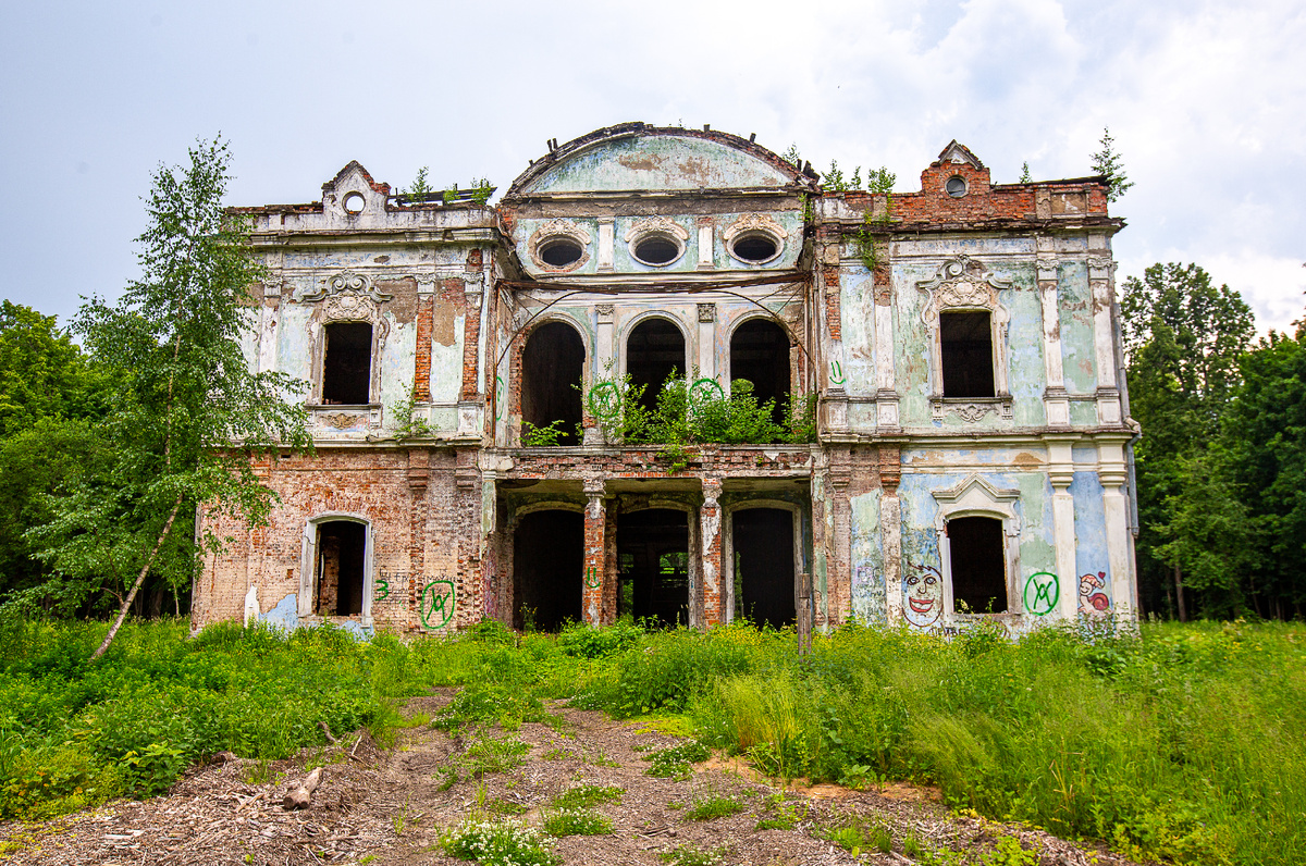 Усадьба Никольское-Прозоровское, руины главного дома. Посёлок Николо-Прозорово, городской округ Мытищи, Московская область. Фото автора статьи 