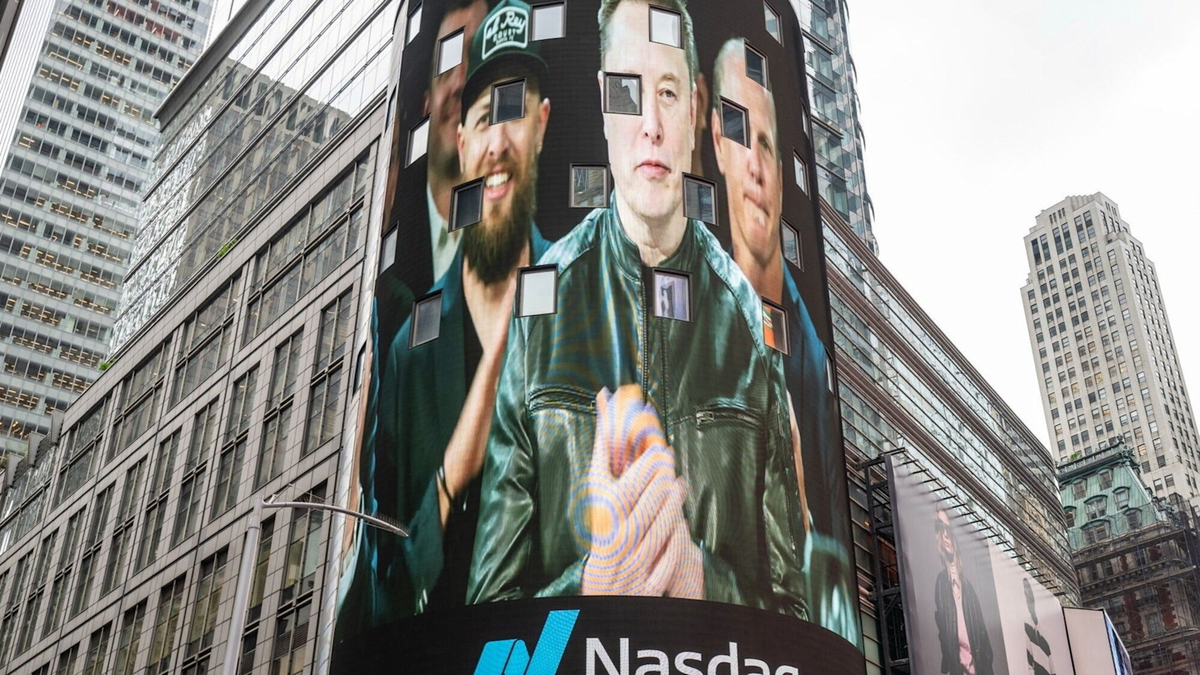 Илон Маск на экране на Таймс-сквер в Нью-Йорке во время IPO компании. Фото: Bloomberg