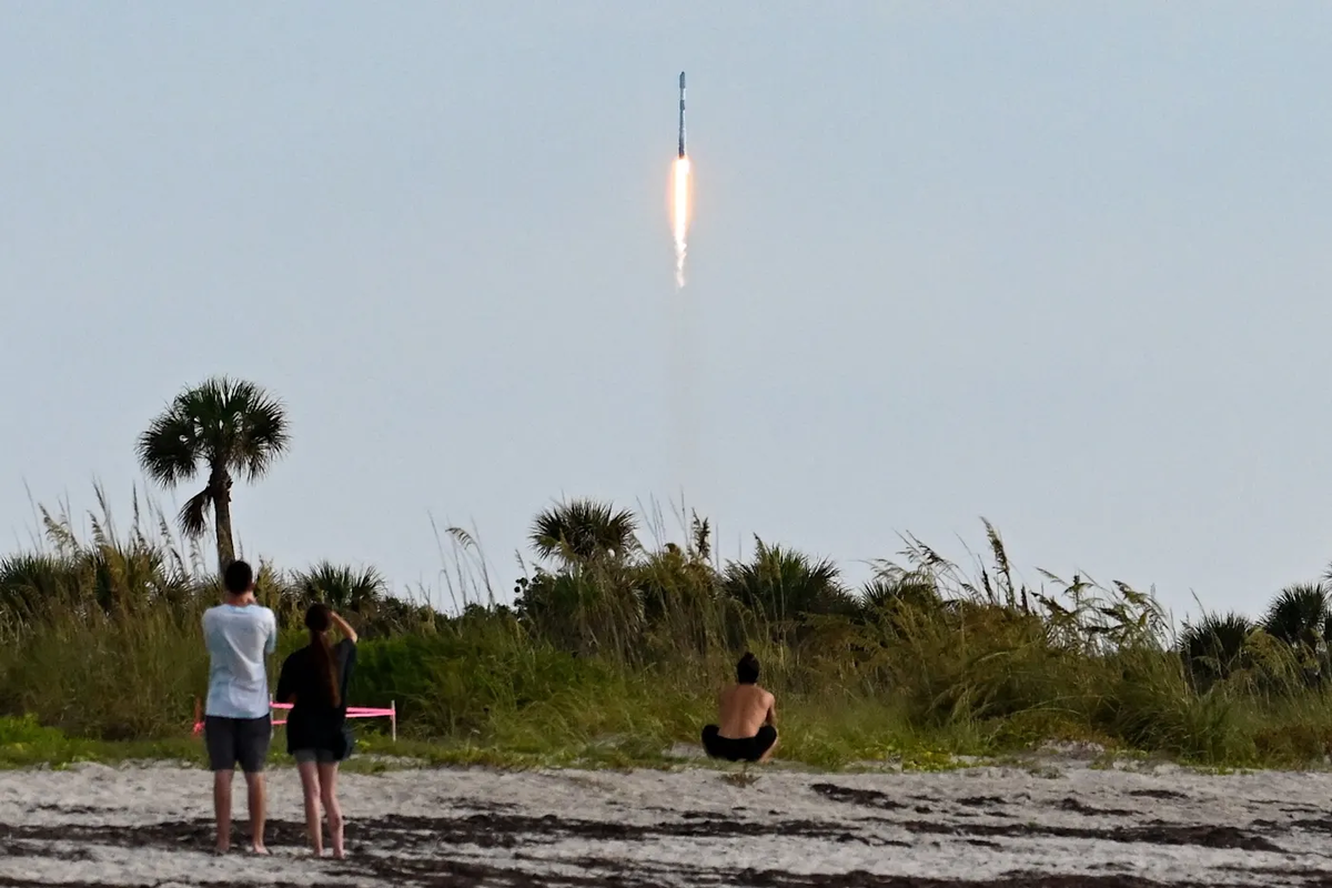 Ракета SpaceX Falcon 9 стартует на мысе Канаверал, Флорида, за несколько минут до начала торгов акциями группы на Nasdaq. Фото: Chandan Khanna/AFP/Getty Images