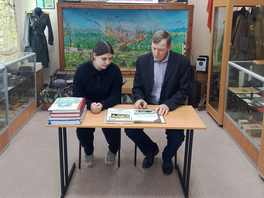    Алиса Остапова со своим наставником / Фото: предоставлено Сергеем Саенко