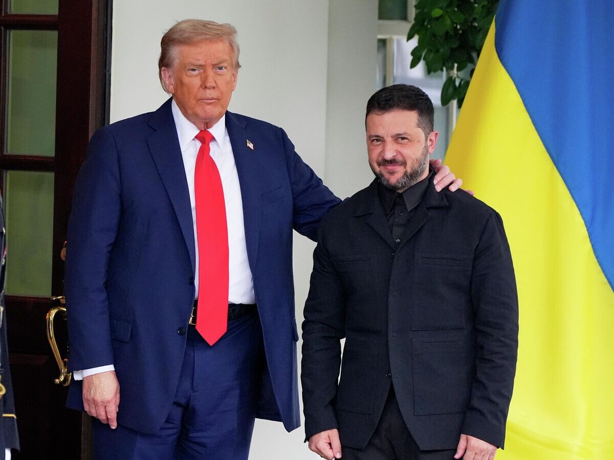    Президент США Дональд Трамп приветствует Владимира Зеленского по прибытии в Белый дом | © AP Photo / Alex Brandon