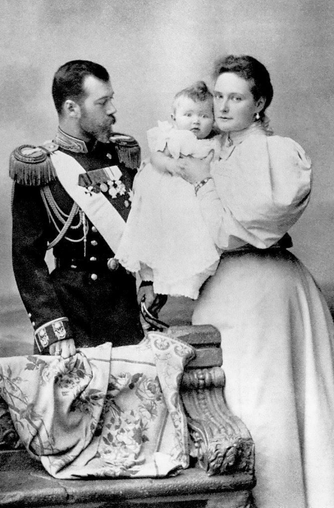 Николай II с супругой Александрой Федоровной и новорожденной Ольгой (1895)