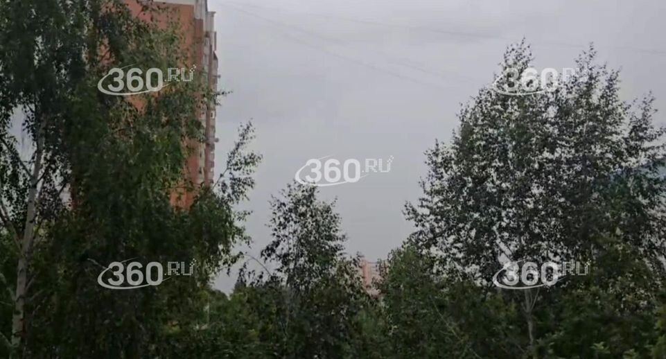 В Подольске пошел дождь с грозой и сильным ветром
