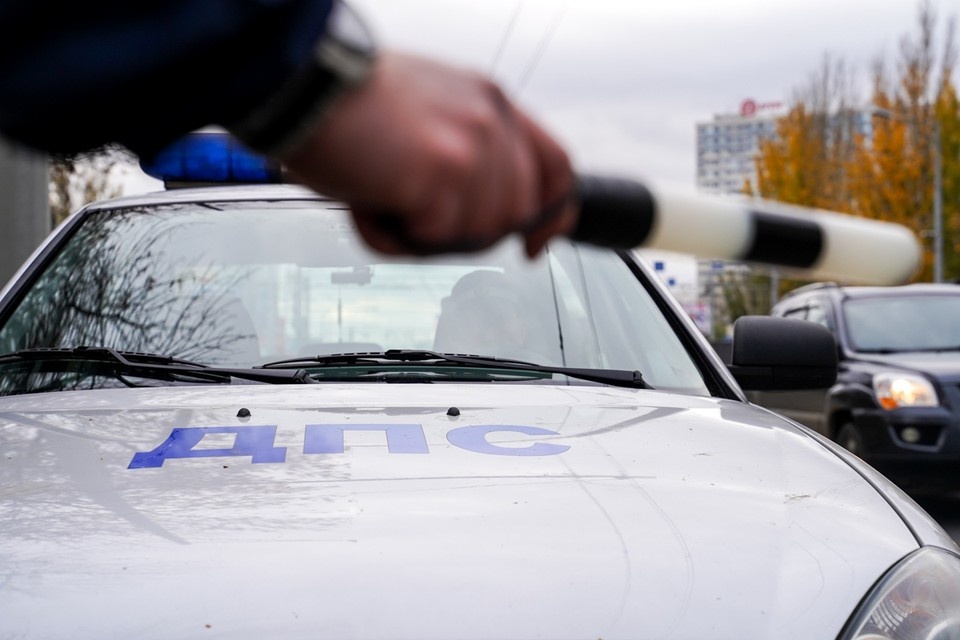    Пассажирка автомобиля, 44-летняя пьяная женщина, демонстративно оскорбила инспектора и несколько раз ударила. Светлана МАКОВЕЕВА