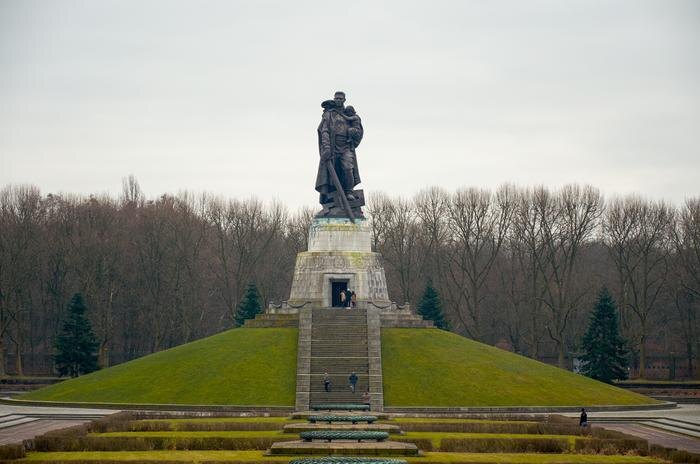 Трептов-парк в Берлине. Обложка © Shutterstock / FOTODOM / SergeyPhoto7