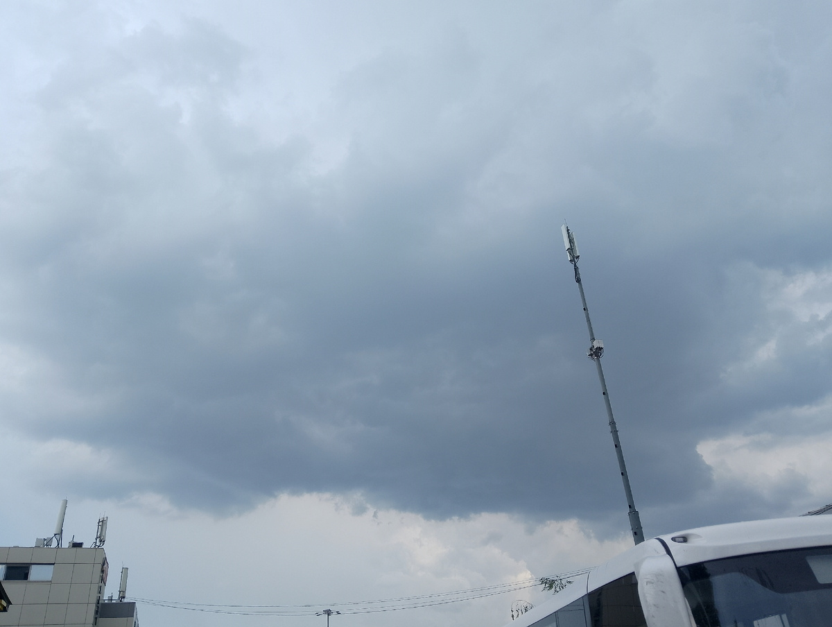 Туча, из которой через несколько секунд польет ливень, фото 