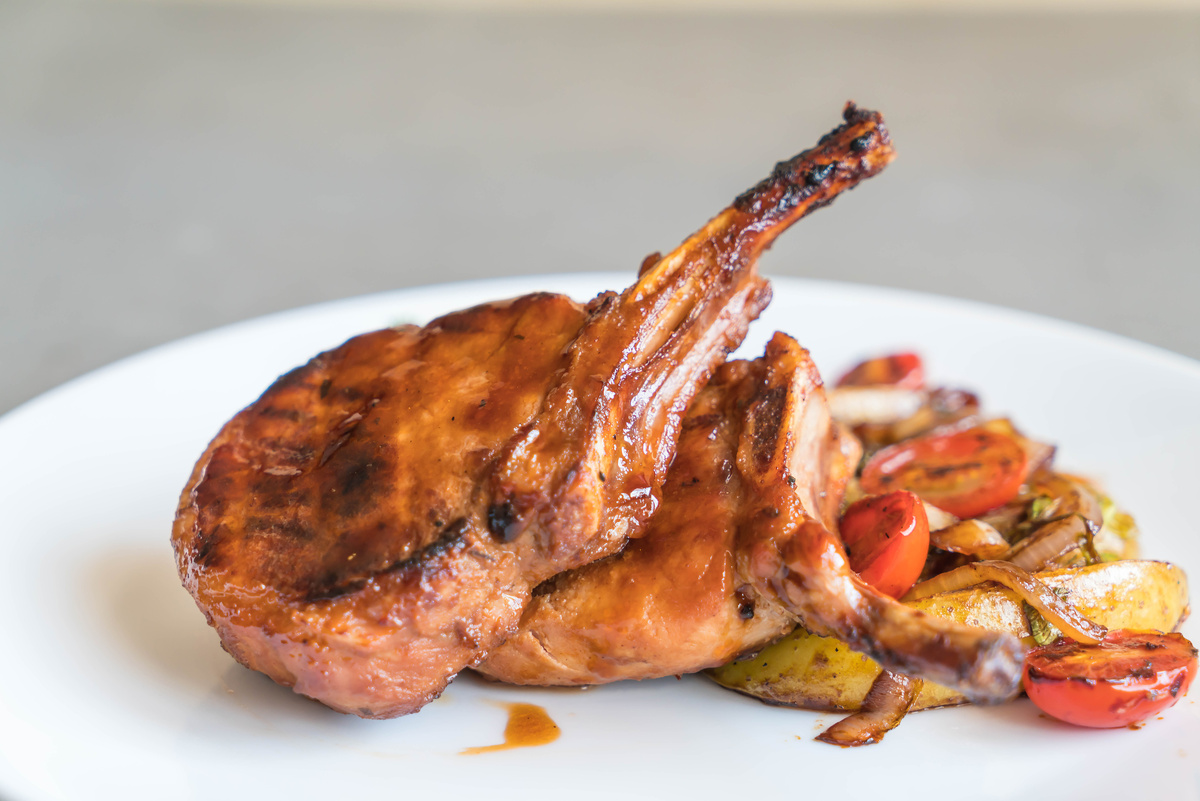 Источник фото: <a href="https://www.magnific.com/ru/free-photo/pork-chop-steak_1248496.htm#fromView=search&page=2&position=28&uuid=31aedb6e-c15a-4801-80c9-8327e8e46b57&query=%D0%BA%D0%B0%D1%80%D0%B5+%D0%B8%D0%B7+%D0%B1%D0%B0%D1%80%D0%B0%D0%BD%D0%B8%D0%BD%D1%8B+%D0%BD%D0%B0+%D0%B3%D1%80%D0%B8%D0%BB%D0%B5">Изображение от topntp26 на Magnific</a>