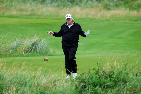 Президент США Дональд Трамп на корте для гольфа на курорте Trump Turnberry resort в Тернберри, Шотландия, 27 июля 2025 года / Phil Noble/Reuters   📷