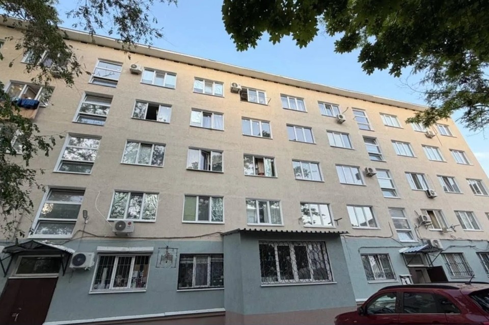   Строители восстановили конструктив и кровлю здания, обновили фасад и отмостки, привели в порядок подъезды. Фото: Администрация Мариуполя