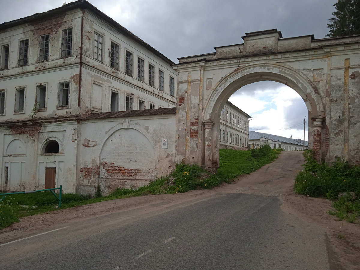 Восточные ворота - главный вход на территорию монастыря. Фото автора.