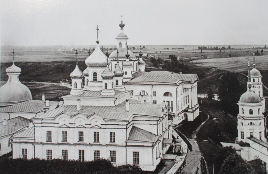 На переднем плане Спасо-Преображенский собор, а за ним Вознесенский. Снимок периода 1909-1916г.г. Источник: https://sobory.ru/photo/536361