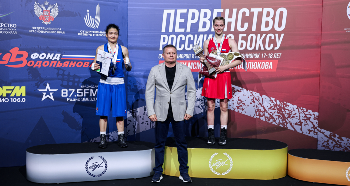    Милиана Ильясова (в синей форме) достойно провела финальный бой против титулованной соперницы