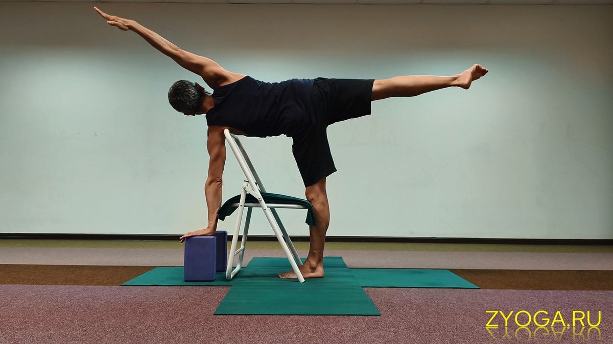 Поза Полумесяца (Ардха Чандрасана) на стуле Айенгара / Half Moon (Ardha Chandrasana) on Iyengar chair