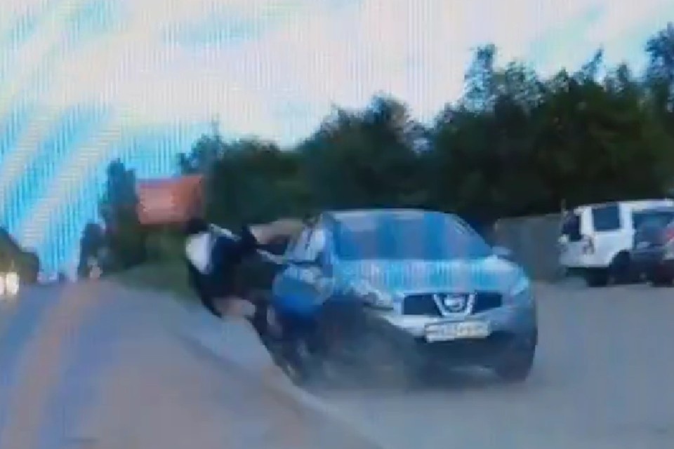    Момент ДТП с мотоциклом и двумя авто в Торжке попал на видео. Фото: группа в соцсетях Торжокского отделения Управления Госавтоинспекции.