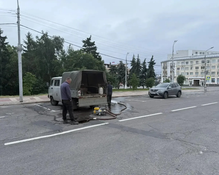     В Курске на Красной площади произошел порыв труб холодного водоснабжения