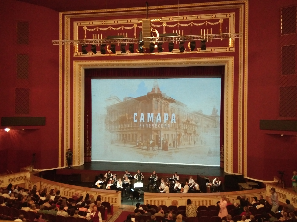 Совсем скоро начало спектакля