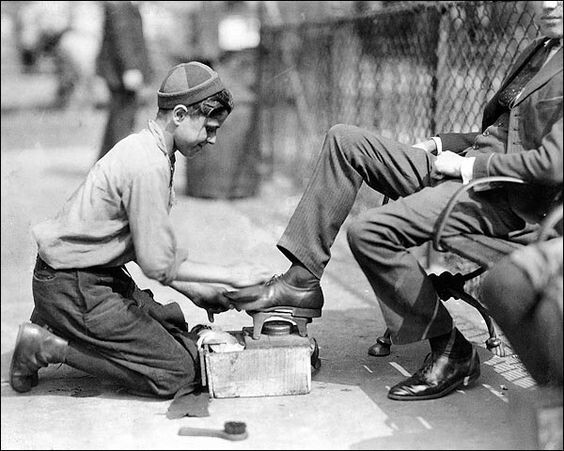     Чистильщик обуви в Нью-Йорке. 1924   
Lewis Hines