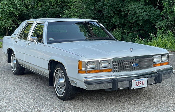 Гражданский седан Ford Crown Victoria./ Фото: carsandbids.com