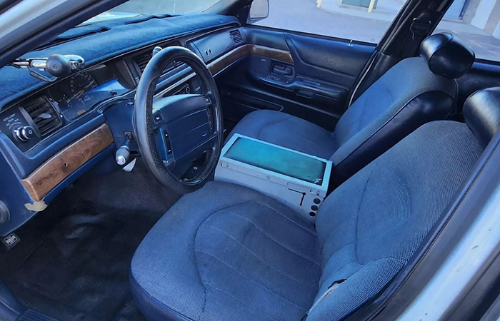 Интерьер полицейской машины./ Фото: barnfinds.com