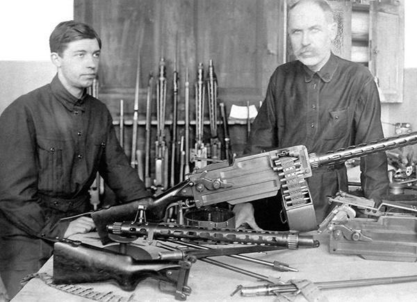    Ф. В. Токарев с сыном Николаем у ручного пулемета системы Максима-Токарева, 1925 год./Wikimedia Commons