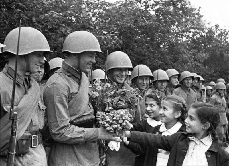 Советские солдаты в Бессарабии, 1940 год.