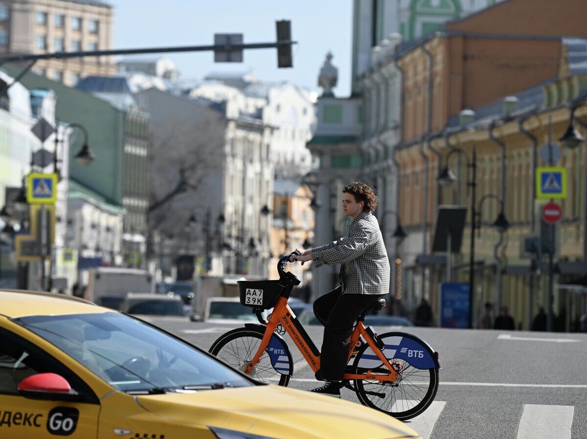    Девушка катается на велосипеде по Пятницкой улице в Москве | © РИА Новости / Максим Блинов