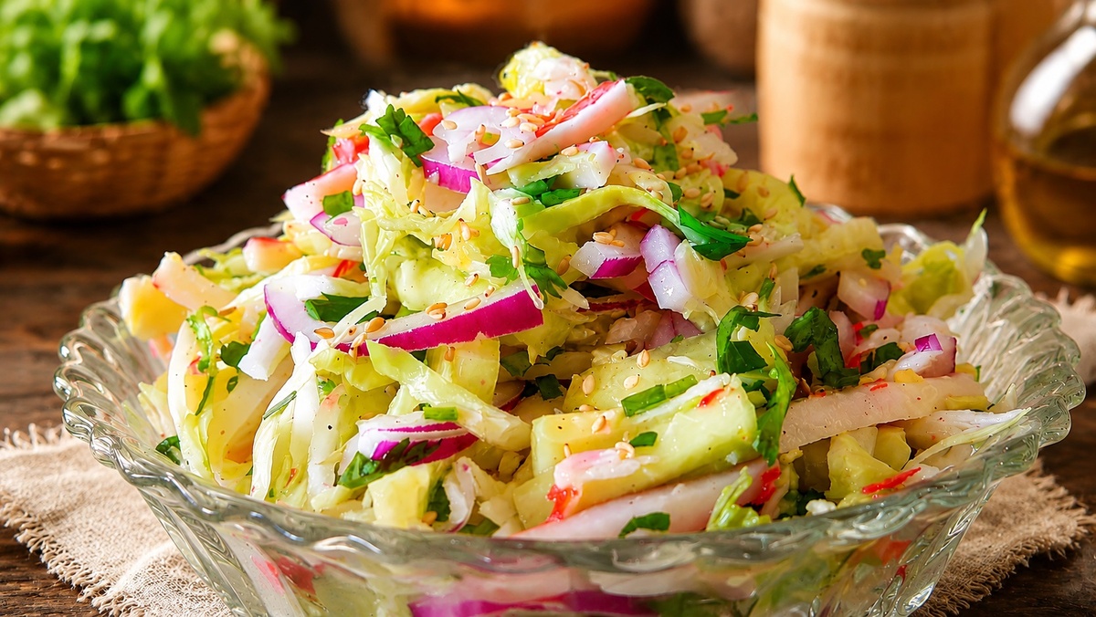 Салат с крабовыми палочками, капустой и огурцами