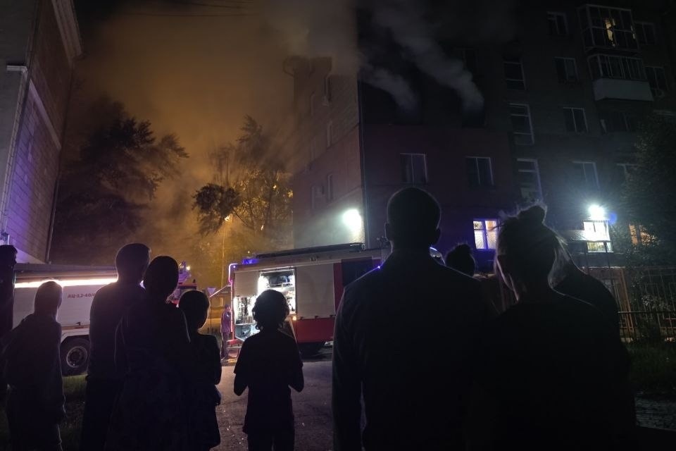    Пожар произошёл ночью в квартире многоэтажки. Фото: Предоставлено очевидицей Ангелиной