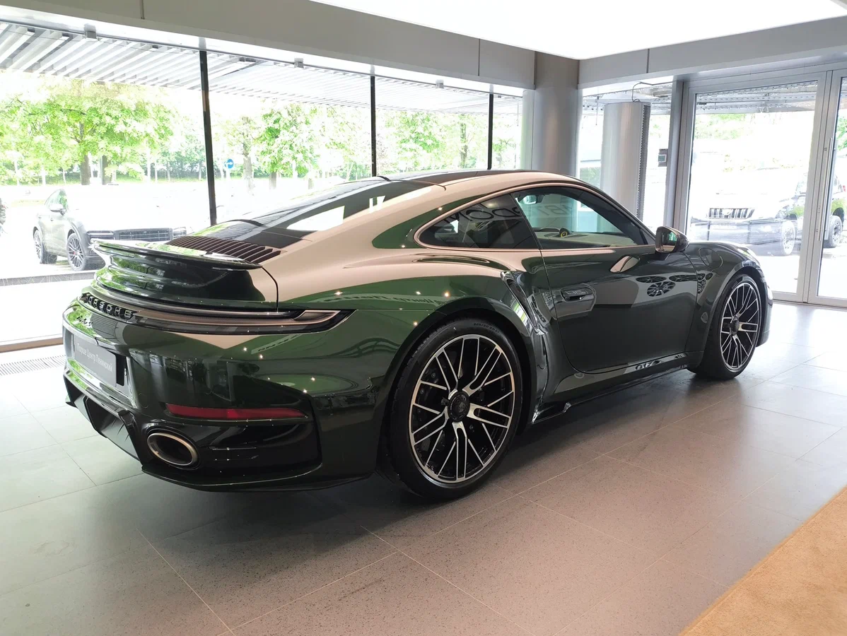 Автомобили Porsche российские дилеры предлагают в широком ассортименте, несмотря на запрещенный официальный ввоз. На снимке –  роскошный 911 Turbo S (за 48,9 млн руб.) в салоне московского дилера