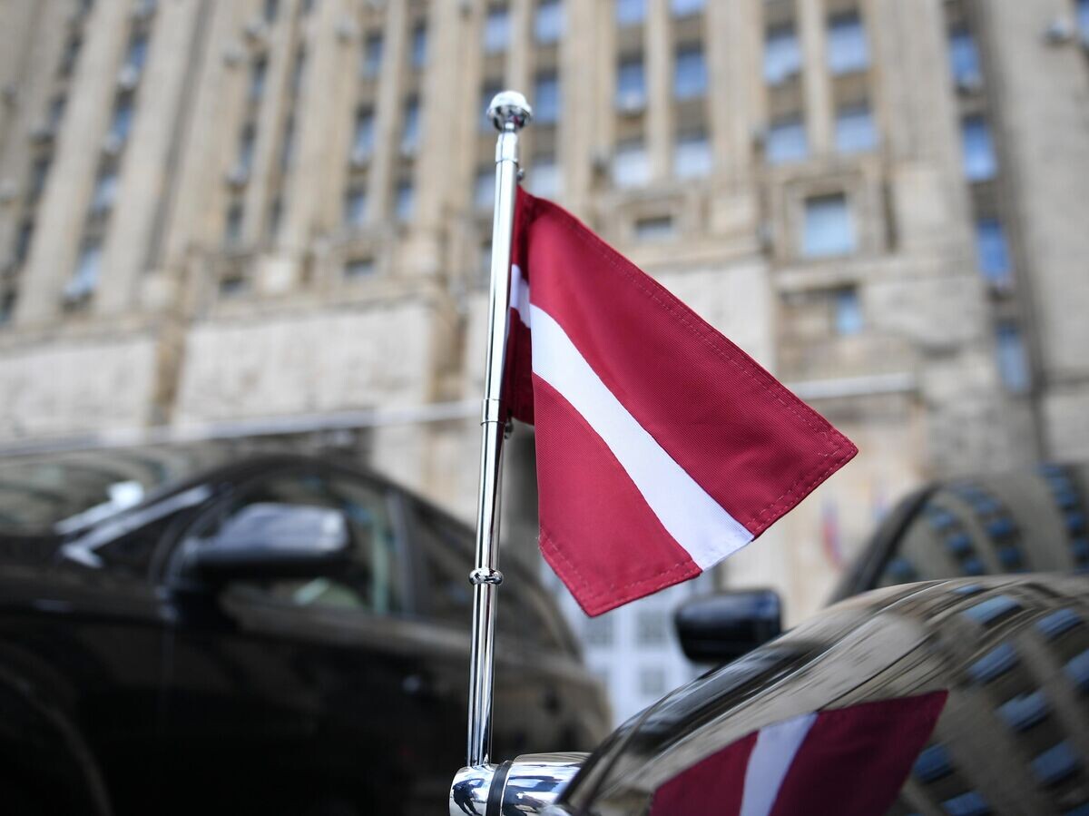    Автомобиль посла Латвии у здания МИД РФ в Москве© РИА Новости . Рамиль Ситдиков