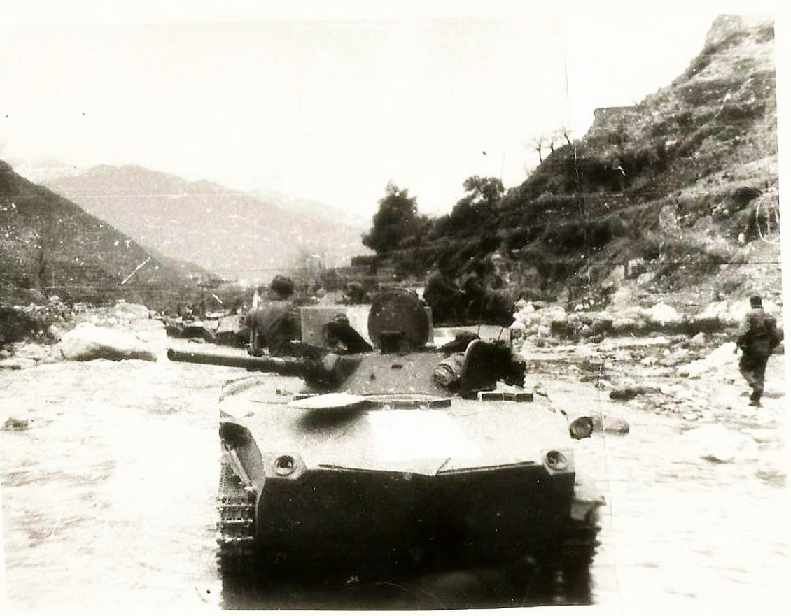На фото: афганская провинция Кунар. На снимке — боевые машины десанта (БМД) 3-го батальона «Полтинника» - 350 го гвардейского парашютно десантного полка. Справа от техники идёт командир батальона Анатолий Николаевич Фроландин.   